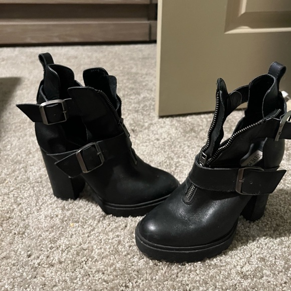 Steve Madden boots - Picture 1 of 3